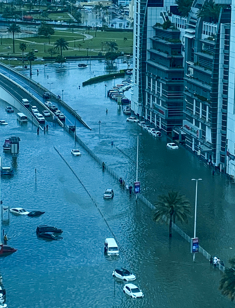 <p>BAE haber ajansı WAM'ın haberine göre, Ulusal Meteoroloji Merkezi, ülkenin çeşitli bölgelerinde devam eden ve uçuşların ertelenmesine, uzaktan eğitim ve çalışma yöntemine geçilmesine sebep olan şiddetli yağışlar hakkında açıklamada bulundu.</p>
