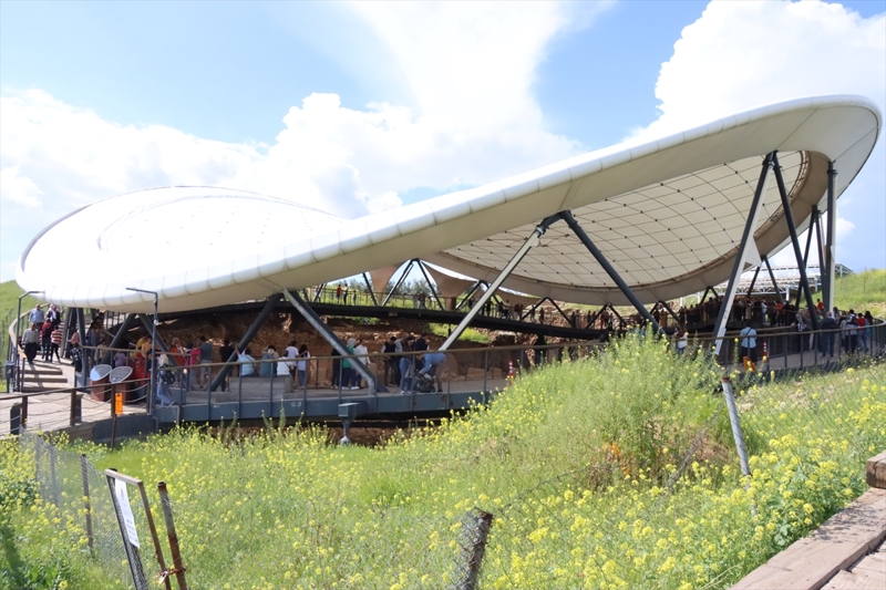 <p>Göbeklitepe`ye artan ilginin herkesi sevindirdiğini belirten Çoban, şöyle devam etti: 'Özellikle bayramda Göbeklitepe 60 bine varan bir ziyaretçi sayısına ulaştı. Bazı günler neredeyse burada günlük 15 bine varan bir ziyaretçimiz oldu. Göbeklitepe kendi rekorunu kırdı, bu da bize 2024 yılı için çok daha umutlandırdı. Bu rekorun şöyle bir özelliği de var, halen Göbeklitepe`yi görmemiş insanlarda bile bu rekor sayesinde Göbeklitepe`ye gitmeliyim iştiyakını uyandırıyor. Turizm sezonuna hemen rekorla başlamak çok muhteşem oldu. Hem Şanlıurfa için hem Göbeklitepe için büyük bir umut. 2024 yılı için 1,5 milyon ziyaretçi hedefimiz vardı, inşallah öyle görünüyor ki 2 milyona yakın bir ziyaretçi rakamıyla 2024`ü tamamlayacağız. Bu rekor bize bu umudu, bu iştiyakı verdi.'<br></p>