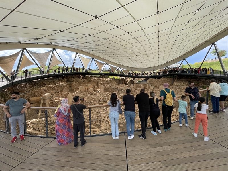 <p><b>ZİYARETÇİLER MEMNUN</b></p><p>Göbeklitepe`yi gezen İtalyan turist Oliver Caspar da ilk kez Türkiye`ye geldiğini anlattı.</p>