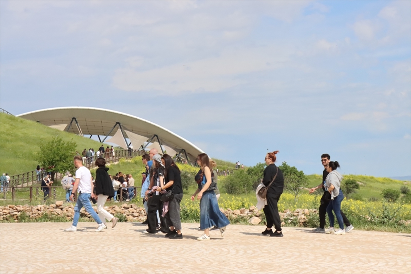 <p>Dikkat çekici düzeyde turizm hareketliliğinin olduğunu vurgulayan Canbek, 'Sezona güzel başladık, bölgemize yoğun bir talep oldu. Göbeklitepe, keşfinden bu yana ilk defa rekor bir taleple bu tatili geçirdi. Bu yoğunluk umarım sezonumuzu güzel bir şekilde devam ettirir. Biz seyahat acenteleri bu durumdan çok memnunuz. Çünkü hem Şanlıurfa esnafı kazanıyor, hem acentelerimiz kazanıyor. Yoğunluk bizi sevindiriyor, turizm paydaşlarımızın esnafımızın yüzü gülüyor. 2024 yılının güzel geçeceğine eminiz.' diye konuştu.<br></p>