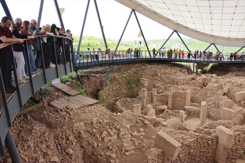 <p>Tarihi ören yeri hakkında bilgi sahibi olduğunu, bölgeyi hayranlıkla gezdiğini belirten Caspar, 'Çok özel bir yere geldiğim için çok mutluyum. İlk defa Türkiye`ye geldim. Türkiye`de de ilk kez Şanlıurfa`yı ziyaret ediyorum.' dedi.<br></p>