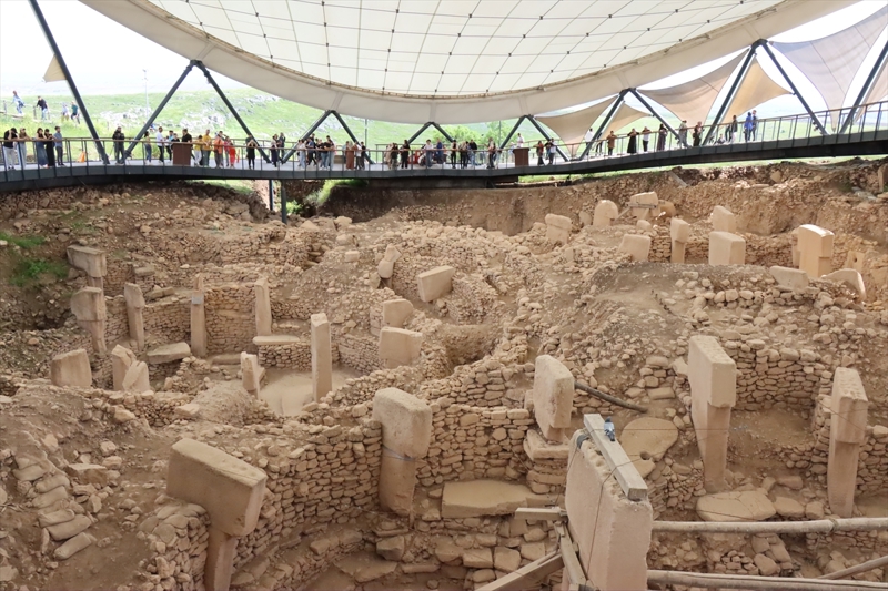 <p>Göbeklitepe'nin yerli yabancı herkesin uğramak istediği mekanların başında geldiğini vurgulayan Canbek, tarihi ören yerine olan ilginin artarak devam edeceğine inandığını dile getirdi.<br></p>