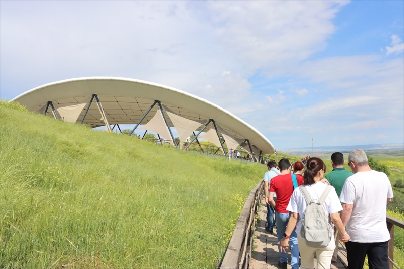 <p><b>TURİZMCİLERİ SEVİNDİRİYOR</b><br></p><p>Şanlıurfa Turizmi Geliştirme Derneği Başkanı ve Türkiye Seyahat Acenteleri (TÜRSAB) GAP Bölge Temsil Kurulu Başkan Yardımcısı Ali Canbek, havaların iyi gitmesi ve bayram tatilinin 9 güne çıkarılmasıyla bölge genelinde ciddi bir turizm hareketliliğinin yaşandığını söyledi.</p>