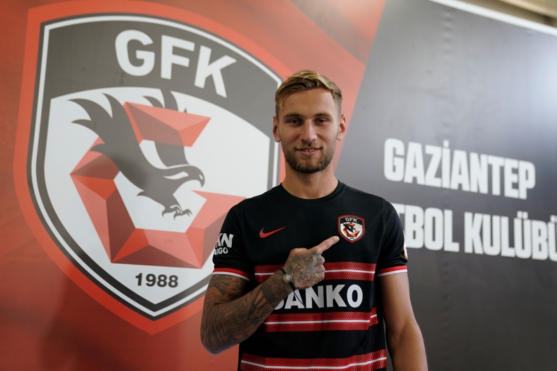 <p><b>ONAY VERİLDİ, PAZARLIKLAR SÜRÜYOR</b><br></p><p>Karadeniz ekibi, Gaziantep Futbol Kulübü forması giyen Denis Dragus için çalışmalarına devam ediyor.</p>