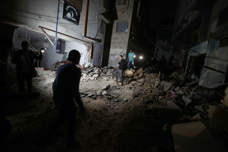 <p>Sivil savunma ekipleri, srail ordusunun 7 Nisan'da ekildii kentte cesetleri karma almalar balatmt.</p>