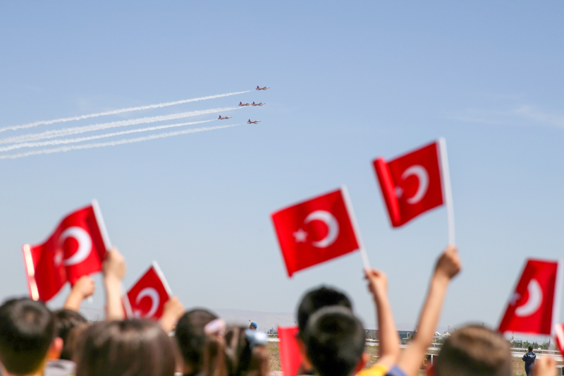 <p>Ulubatlı Hasan İmam Hatip Ortaokulu 5. sınıf öğrencisi Berat Soylu, AA muhabirine gösteriden çok etkilendiğini belirterek, 'Çok güzeldi, harikaydı. Gerçekten çok iyi bir kutlama oldu bizim için. Askerlerimizin gücünü çok daha iyi anladık. Gösteri çok güzeldi. Daha önce izlememiştim. İlk başta otobüslerle buraya gelirken zaten çok heyecanlanmıştık ama uçakları görünce daha da heyecanlandık. Unutamayacağım bir anı oldu.' diye konuştu.</p>