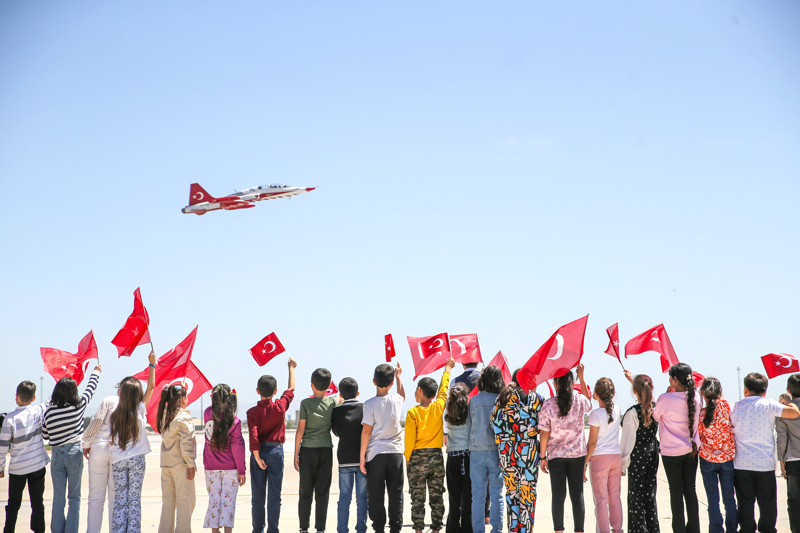 <p>Türk Yıldızları pilotlarıyla bir süre sohbet eden öğrenciler, daha sonra Kule Önü İzleme Alanı'nda gösteri uçuşunu izleme imkanı buldu.</p>