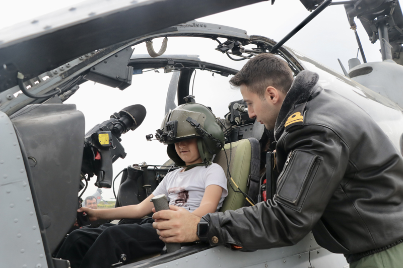 <p>Seahawk ve S�per Kobra helikopterleri ile deniz karakol u�aklar�, �ocuklar i�in g�steri u�u�u ger�ekle�tirdi.</p>