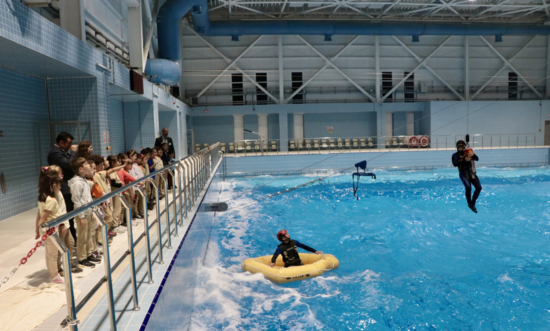 <p><b>- 'BU GEZ�M�Z �OCUKLARIMIZIN MESLEK SE��M�NE B�Y�K KATKI SA�LAYACAK'</b><br></p><p><b><br></b></p><p>Okul m�d�r� Alaaddin Do�anl�, gazetecilere, Deniz Hava Komutanl���n� ziyaret ettikleri i�in mutlu olduklar�n� s�yledi.</p>