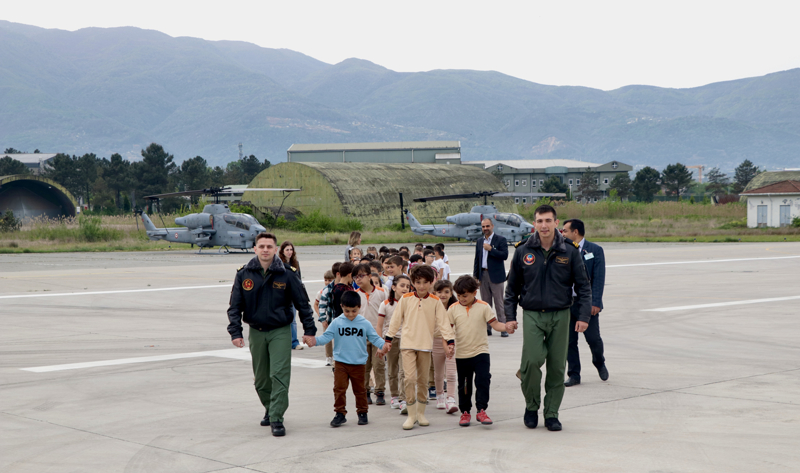<p>�ocuklar ve ��retmenleri, sonras�nda 301. U�ak Hat Bak�m Komutanl��� park sahas�nda da deniz karakol u�aklar�na bindi, kokpitte incelemelerde bulundu.</p>