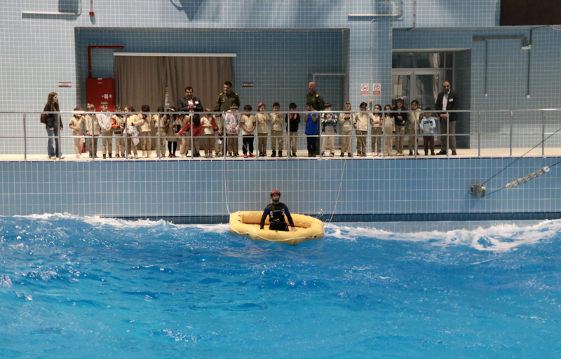 <p>Daha sonra T�rkiye i�in ilk olan Denize D��en Helikopterden/Mecburi �ni� Yapan U�aktan Ka�ma Kurtulma (DUNKER) Sim�lat�r�'ne ge�en �ocuklar, denize d��en personeli kurtarma operasyonunu izledi.</p>