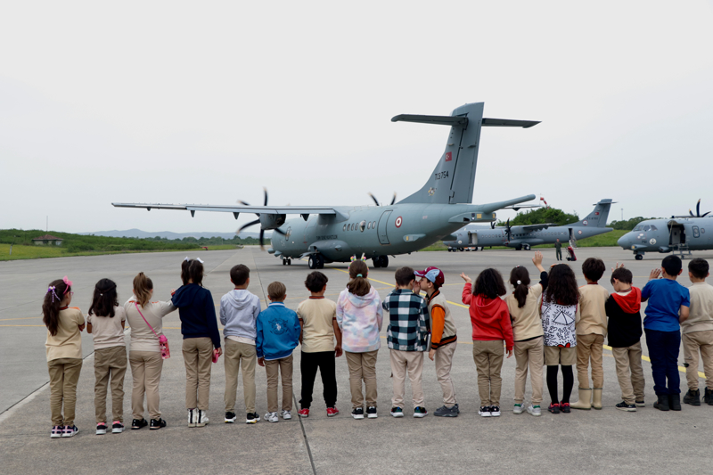 <p>Deniz Hava Komutan� Tu�amiral Mehmet Sava� Eser de �ocuklarla selamla�t�, ��retmenler ve ��rencilerle foto�raf �ektirdi.</p>