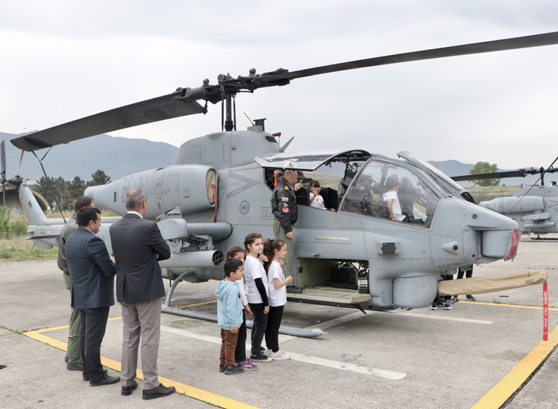 <p>Ziyaret, okulumuzda da heyecan yaratt�. Helikopterleri ve u�aklar� sadece televizyon ve kitaplarda g�r�yorduk. �imdi �ocuklar�m�z burada bunlar� deneyimledi. �ocuklara 'Kimler deniz pilotu olmak istiyor?' diye sorduk. Hepsi 'Ben.' diye cevap verdi. Bu gezimiz �ocuklar�m�z�n meslek se�imine b�y�k katk� sa�layacak.'</p>