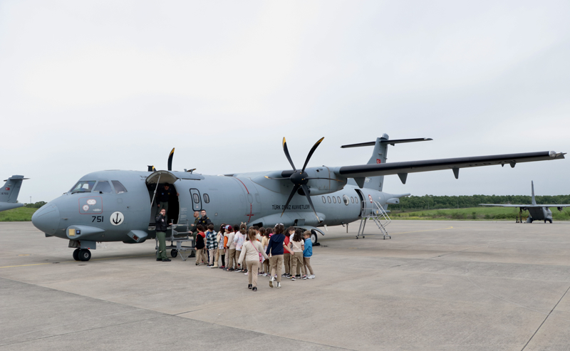 <p>Daha �nce televizyon ve kitaplarda g�rd�kleri sava� helikopterleri ve u�aklar� yak�ndan inceleme f�rsat� bulduklar�n� ifade eden Do�anl�, ��yle devam etti:</p>