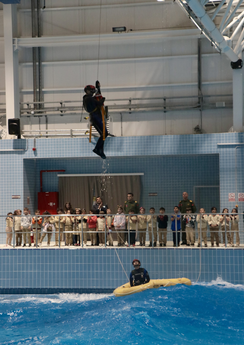 <p>��renci Hiranur Kaya da hayat�nda ilk kez helikoptere bindi�ini, burada farkl� deneyimler edindi�ini dile getirdi.</p>