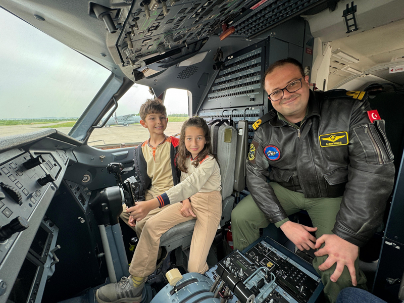 <p>'��rencilerimizle gelece�e g�venle bakaca��m�za inan�yorum. Milli gururumuz olan Deniz Kuvvetleri Komutanl��� personeli ve onlar�n kulland��� helikopter ve u�aklarla bir arada olmak ayr� bir gurur. Komutan�m�za te�ekk�r ediyorum. Helikoptere el s�rmenin duygusu ayr� bir �eymi�.</p>