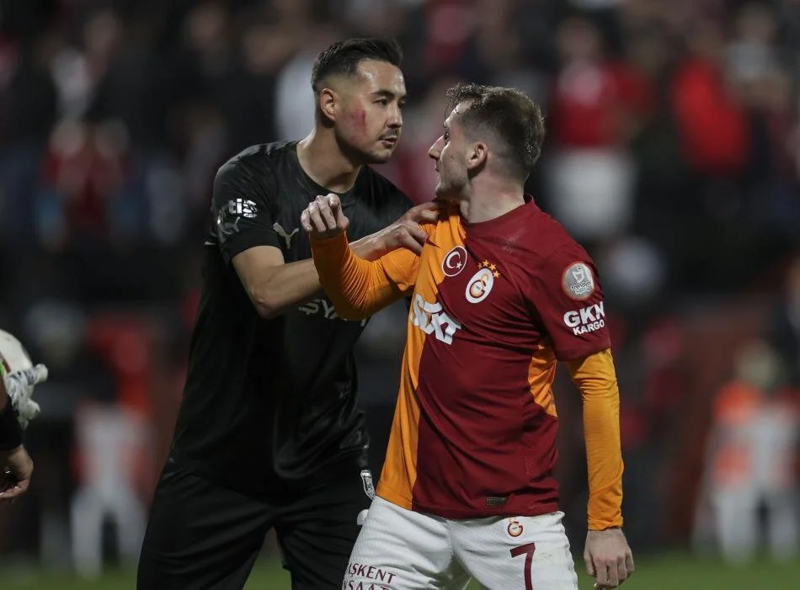 <p><b>CEZA SAHASI DI�INDAN 13 GOL</b></p><p>Bu sezon ceza sahas� d���ndan 13 gol atan Galatasaray, bu b�lgeden daha y�ksek say�ya ula�t��� son sezonu 2016/17'de ge�irdi (16). Geride kalan 32 haftal�k s�re�te ceza sahas� d���ndan en fazla gol yiyen ekip ise Pendikspor (14).</p>