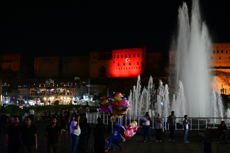 <p>Irak'n bakenti Badat ile Erbil'de, Cumhurbakan Recep Tayyip Erdoan'n yapaca ziyaretten dolay cadde ve sokaklara Trk bayraklar aslrken Erbil Kalesi'ne Trk bayrann grnts yanstld.</p>