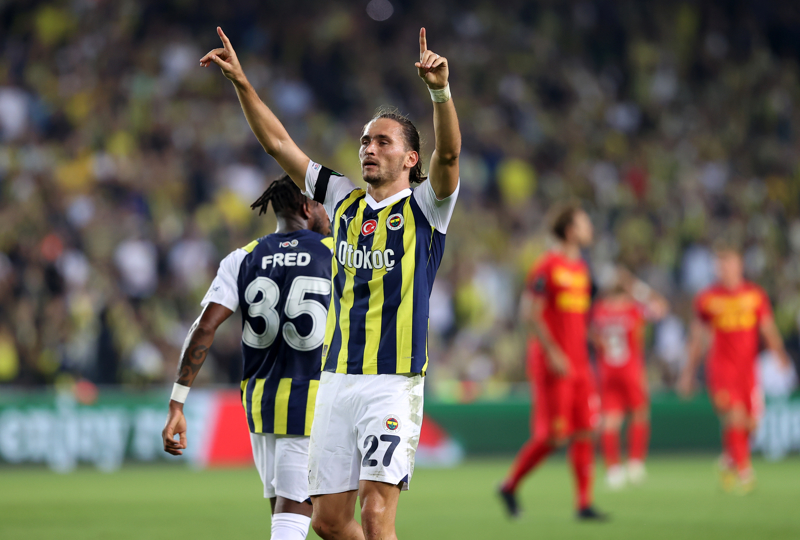 <p><b>'FENERBAHÇE TARAFTARI GİBİ'</b></p><p>'Taraftarlarla ilişkileriniz nasıl?'</p><p>'Kulübümüz ve stadyum mahallenin tam ortasında. Mahalle halkı, kulübü çok seviyor. Biraz Fenerbahçe taraftarı gibi ama daha küçük ölçekte kulübe fanatikler.'</p>