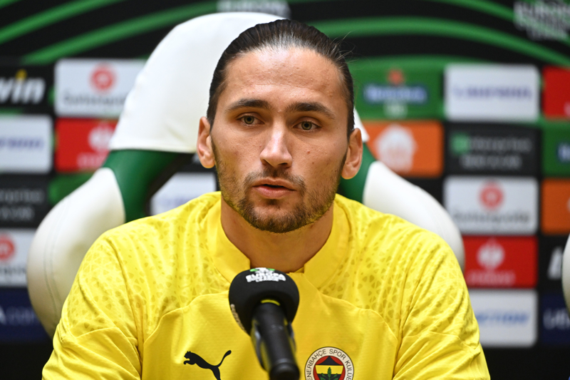 <p><b>'HERKESTEN ÇOK ŞEY TALEP EDİYOR'</b></p><p>'Jorge Jesus ile geçirdiğin bir garip anı hatırlıyor musun?'</p><p>'Hayır, öyle anlarım yok. Ama dediğim gibi güçlü bir kişiliğe sahip olmalısınız çünkü o herkesten çok şey talep ediyor ve bu günlük hayatınızda yorucu oluyor.</p>