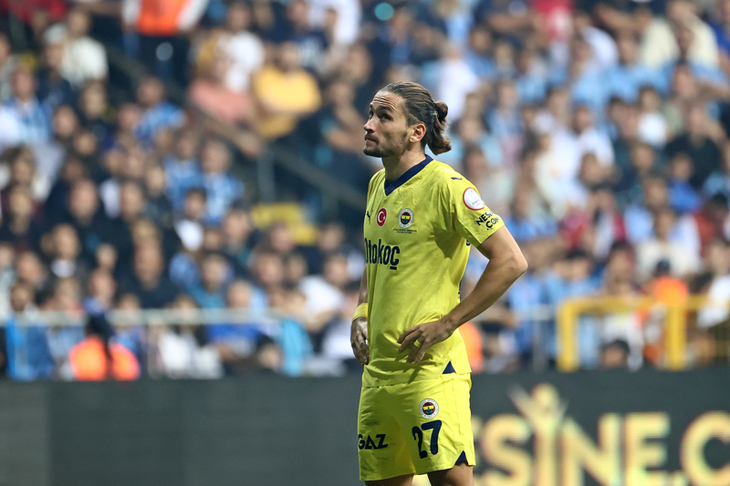 <p><b>'JESUS'LA ÇALIŞMAK ZOR'</b></p><p>'Jorge Jesus ile Türkiye'de çalışmak nasıldı?'</p><p>'Zor. Onun kolay bir koç olduğunu söylemeyeceğim ama kariyerimde onunla çalıştığım için mutluyum. Harika bir koç ama onunla her gün çalışabilmek için güçlü bir kişiliğe sahip olmanız gerekiyor.</p>