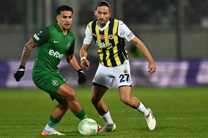 <p><b>'EN YAPMAKTAN HOŞLANDIĞIM ŞEY'</b></p><p>'Bir süre önce Fenerbahçe ayrıldınız ama Mart ayında dahi hala Konferans Ligi'nde en çok top çalan oyuncuydunuz?'</p><p>'Özellikle ofansif orta sahada her zaman top çalma yeteneğim vardı. Vítor Pereira yönetimindeki Fenerbahçe'de Luiz Gustavo'nun sakatlığı nedeniyle biraz daha geride oynamaya başladım ve top çalmalarıma daha fazla değer verilmeye başlandı. Futbolda en çok yapmaktan hoşlandığım şey yüksek baskı yapmak, topu orada almak ve takım arkadaşlarımla buluşturmak.'</p>