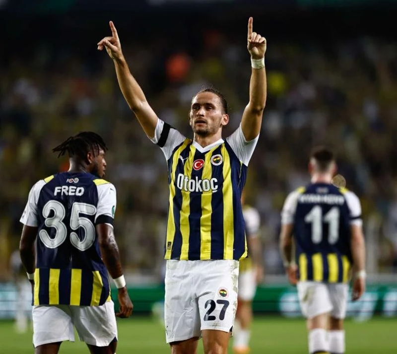 <p><b>'GERİ DÖNECEĞİM VE SAVAŞACAĞIM'</b></p><p>'Geleceğin hakkında ne söylersin?'</p><p>'Fenerbahçe ile hala sözleşmem var, Rayo'da kiralık olarak forma giyiyorum. Hırslı bir oyuncuyum, beni tanıyan herkes bilir. Eğer burada kalacaksam, Rayo'nun daha üst sıralar için beni ikna etmesi gerekiyor. Aksi takdirde, büyük bir keyifle Fenerbahçe'ye geri döneceğim ve orada savaşacağım'</p>
