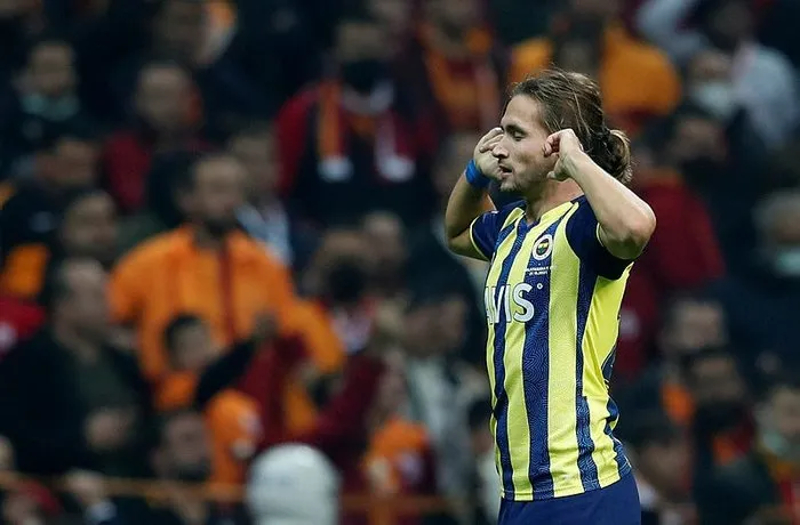 <p><b>'DERBİLER HARİKAYDI'</b></p><p>'Galatasaray derbileri?'</p><p>'Değineceğim bir diğer nokta da buydu. Fenerbahçe'nin en iyi yanı Beşiktaş ve Galatasaray ile oynadığı büyük maçlardı. Harika maçlar oynuyorduk.'</p>