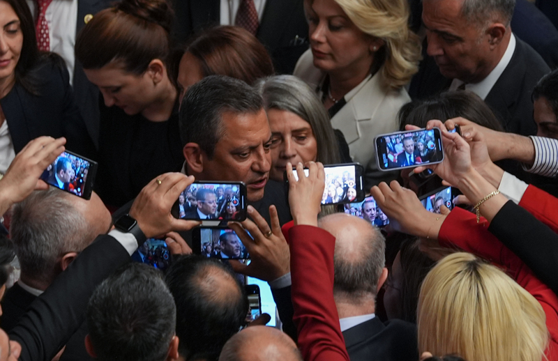 <p>Cumhurbaşkanı Erdoğan, daha sonra TBMM Başkanı Kurtulmuş'la Tören Salonu'nun yanında bulunan Mermerli Salon'a geçti.</p>