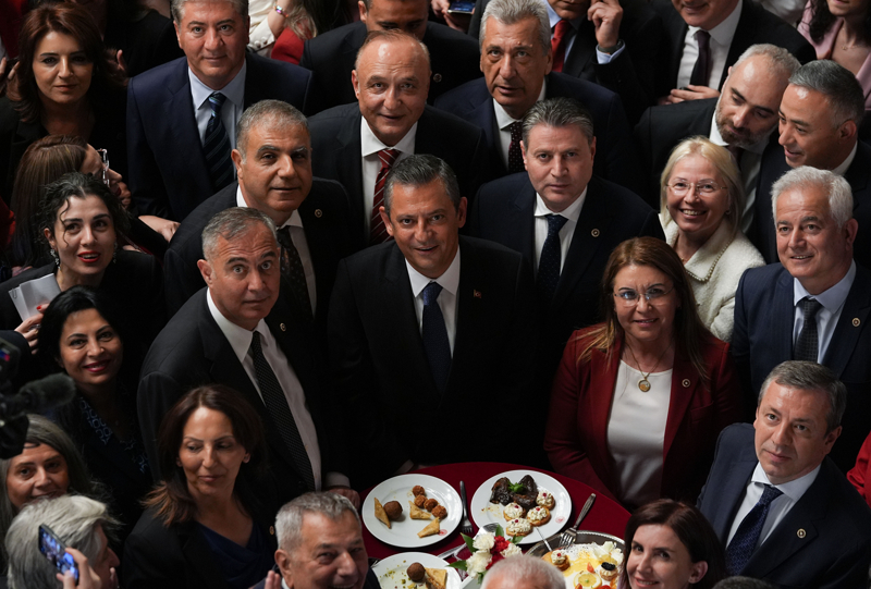 <p>TBMM Başkanı Numan Kurtulmuş eşliğinde resepsiyonun yapıldığı tören salonuna giren Cumhurbaşkanı Erdoğan, bazı davetlilerle sohbet etti.</p>