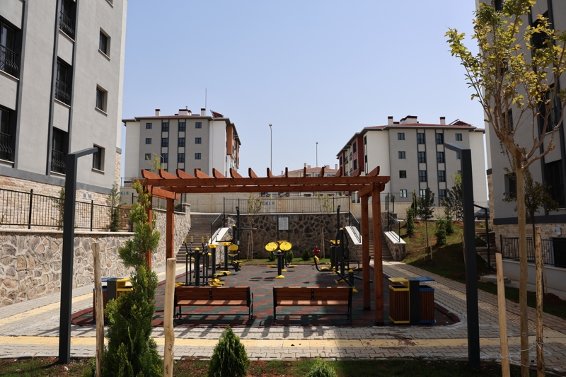 <p>Merkez ss Kahramanmara'n Pazarck ve Elbistan ilelerinde meydana gelen 6 ubat tarihli depremlerin zerinden 14 ay geti. Depremler sonras adr ve konteyner kentlerin oluturulmas ile beraber ehirde ar hasarl binalarn ykm ve enkaz kaldrma ilemleri de gerekletirildi.</p>