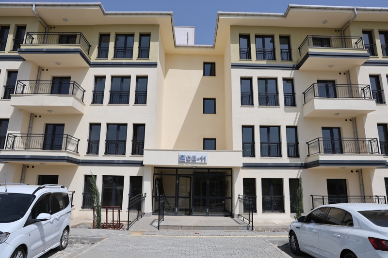 <p>Depremin hemen ardndan kalc deprem konutlarnn inaatna balad. l geneli toplam yaplacak olan 112 bin 414 kalc konut ve ky evi inaatlarndan tamamlanan konutlar hak sahiplerine teslim edilmeye baland.</p>