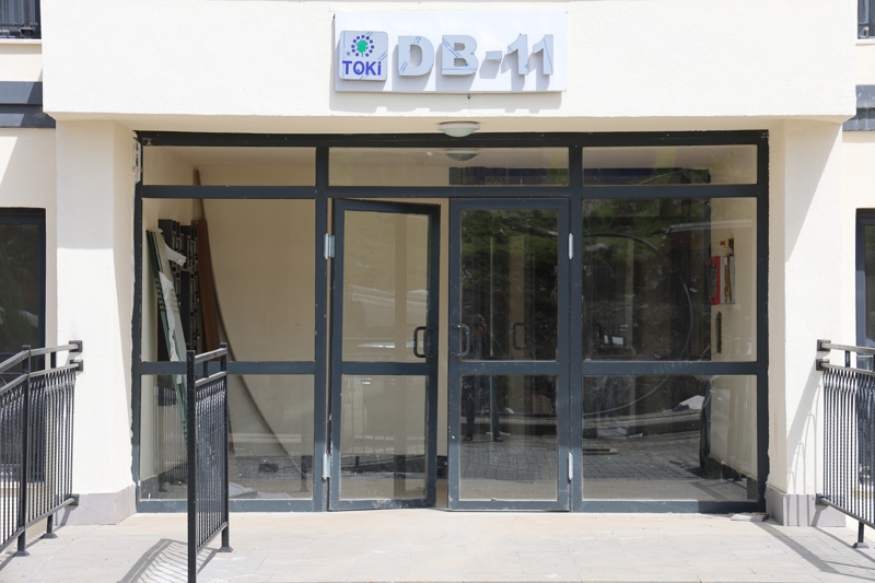 <p>Kimi depremzedenin anahtar teslimi sonras eyalar evine yerletirdii grld. Bo konutlarn ise ksa srede hak sahiplerine teslim edilip yerletirilecei renildi.</p>