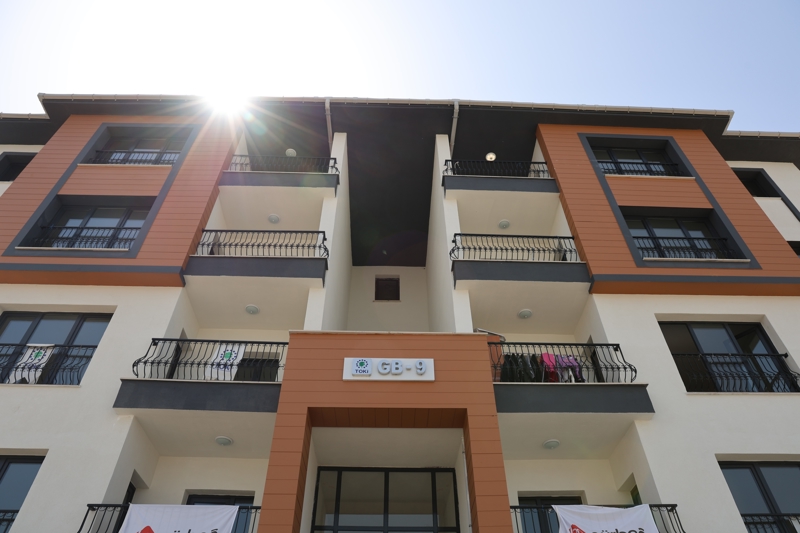 <p>Deprem sonras yeni yuvalarna kavuan afetzede ailelerin mutluluu ise gzlerinden okundu. </p>