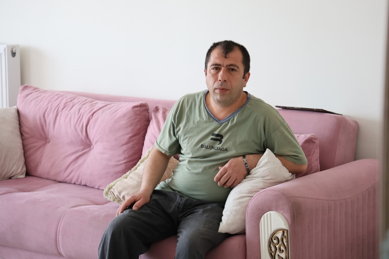 <p>Evinin ar hasar almas sonucu yeni deprem konutuna yerletiini ifade eden Mehmet Can, 'Doukent blgesinde oturuyordum evimiz ar hasar ald ve hak sahipliinden yeni evimiz kt. Devletimize teekkr ederiz. Kurban Bayram'n tamamen burada geirmek istiyoruz. Biz 7 kiilik bir aileyiz yal babam da var. Kalite ynnden her ey ok gzel' dedi.</p><p>Bir baka afetzede Glten ahin ise, 'Depremde zor gnler yaatt bizlere fakat ben Ankara'ya gittim ve Eyll ayna kadar orada geirdik. Hak sahipliinden evimiz kt ok teekkr ederim. Evimizi aldk ancak eyalar tamadk ileri srete eyalarmz da tayacaz' diye konutu.</p>