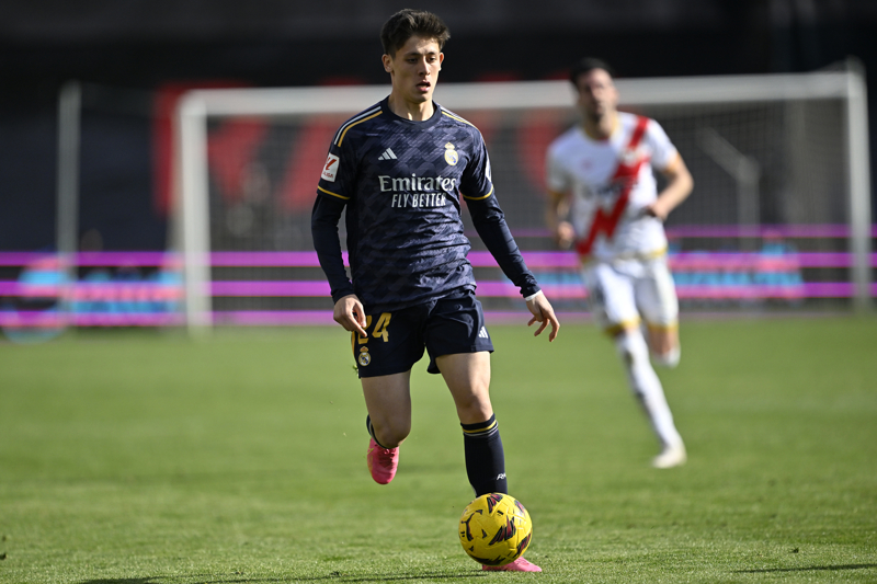 <p><b>'BU ÇOCUK BİR DAHİ'</b></p><p>Barcelona'nın Teknik Direktörü Xavi Hernandez'in, Arda'nın Real Sociedad maçındaki performansı sonrası, 'Bu çocuk bir dahi, bizimle olmaması çok yazık.' ifadelerini kullandığı kaydedildi.</p>