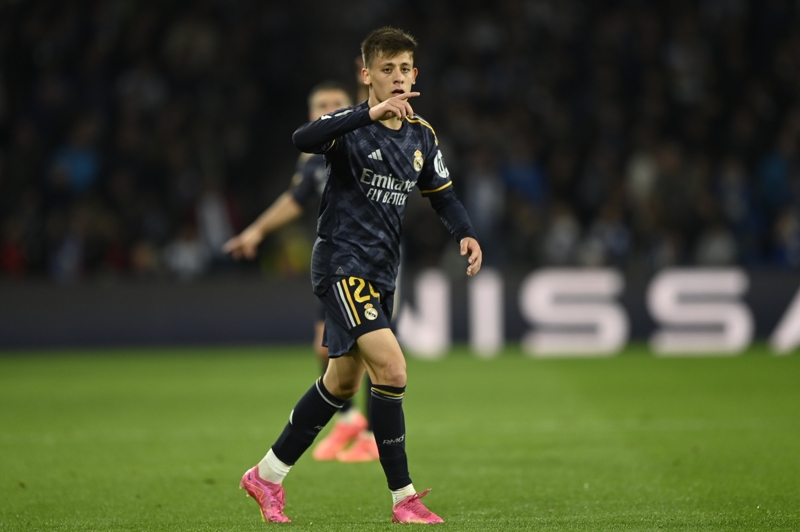 <p><b>'BİR DAHA YAPMA'</b></p><p>İtalyan teknik adamın, 'Bir daha itiraz etme. Bunu yapma. Henüz daha çok gençsin, bu yüzden sarı kart görme. Atılabilirsin.' dediği vurgulandı.</p>