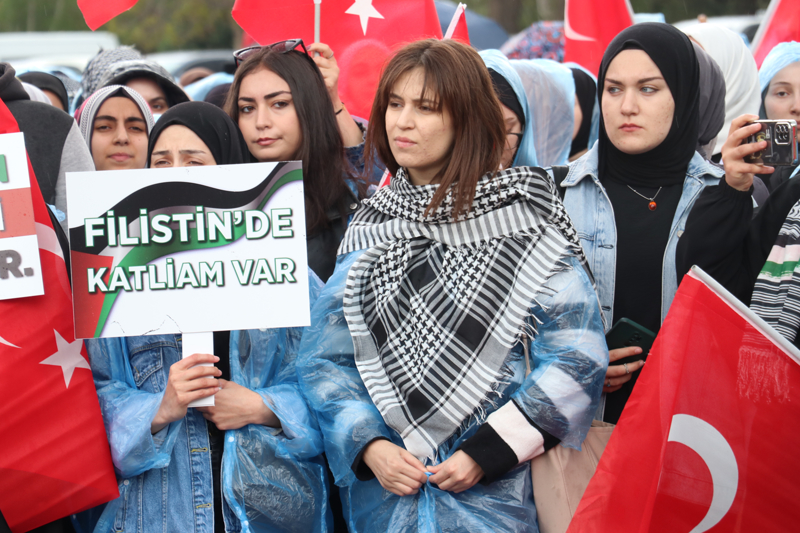 <p>Konuşmaların ardından öğrenciler, tekbirler getirerek, Türkçe ve İngilizce İsrail aleyhine sloganlar attı.</p>