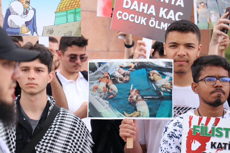 <p>Gazze'nin İsrail tarafından soykırıma uğradığını ifade eden Öztürk, uluslararası örgütlerin ise yaşananlara karşı sessiz kaldığına işaret etti.</p>