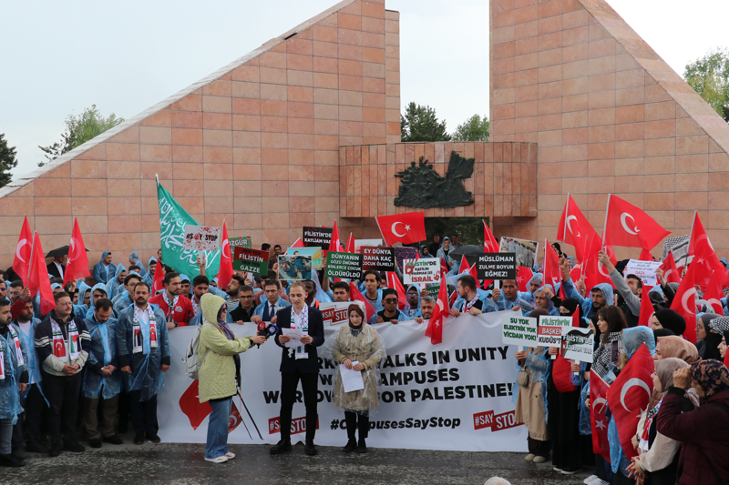 <p>Cumhurbaşkanı Recep Tayyip Erdoğan'ın liderliğinde yaşananların uluslararası platformlara taşındığını ve dünyanın birçok yerinde protestoların başladığına işaret eden Öztürk, 'Gazzelilerin çığlıklarına kulak veren ABD'nin George Washington Üniversitesi öğrencilerinin yanında olduğumuzu belirtiyor, 81 ilimizde bulunan bütün üniversiteli kardeşlerimizi ve akademisyenlerimizi İsrail barbarlığına karşı durmaya, Gazzeli kardeşlerimizin yanında olmaya ve SAYSTOP eylemlerimize ses vermeye davet ediyoruz.' diye konuştu.</p>