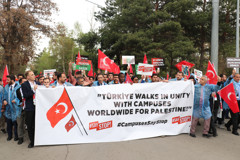 <p>Üniversite kampus alanında ayrıca bazı ağaçlara Filistin bayrakları asılarak, boykot çağrısında bulunuldu. Üniversitelilerin bir araya geldikleri alanda Filistin için kermes satışları da yapıldı, dünyaca ünlü resimler ise Gazze'de yaşananlara uyarlanarak sergilendi.</p>