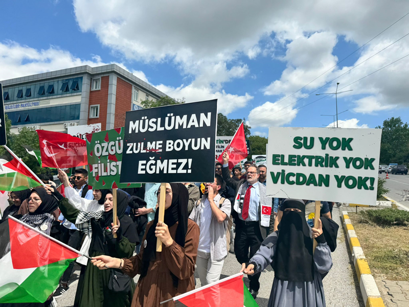 <p>'Çocuklardan ve adaletten yanayız', 'Filistin'de katilin parmak izi İsrail', 'Müslüman zulme boyun eğmez', 'Filistin'de katliam var' yazılı döviz ve pankartların açıldığı etkinlikte, grup adına hazırlanan basın açıklaması okundu.</p>