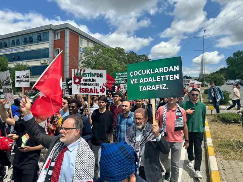 <p>ÇOMÜ Terzioğlu Yerleşkesi'ndeki Öğrenci Sosyal Etkinlik Merkezi (ÖSEM) önünde toplanan öğrenciler, İsrail aleyhine slogan attı.</p>