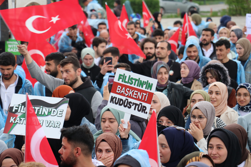 <p>Öğrenciler, daha sonra ellerinde Türk ve Filistin bayrakları, pankartlar ve dövizlerle yürüyüş gerçekleştirdi.</p>