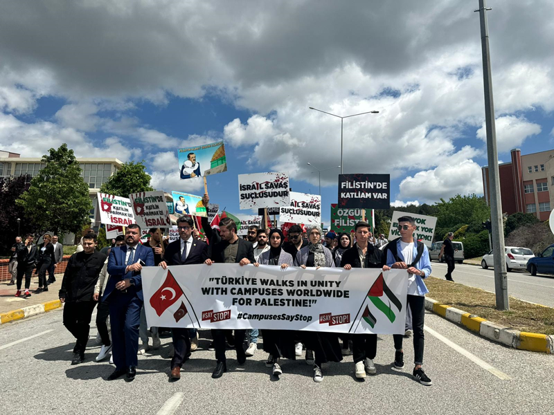 <p>Çocuk, kadın erkek, genç yaşlı, engelli ayırt etmeksizin 209 gündür 35 bin kişinin İsrail barbarlığı tarafından katledildiği, binlerce kişinin evinden yurdundan göçe sürüklendiği, kundaktaki bebeklerin bombardımanlar sonucunda enkaz altında can verdiği bir soykırımın yaşandığı hatırlatılan açıklamada, egemen güçlere ve uluslararası örgütlere elindeki siyasi, askeri ve ekonomik gücü kullanarak sessizlik baskısı yapan sözde İsrail devletinin artık mızrağın çuvala sığmadığının farkına varması gerektiği vurgulandı.</p>