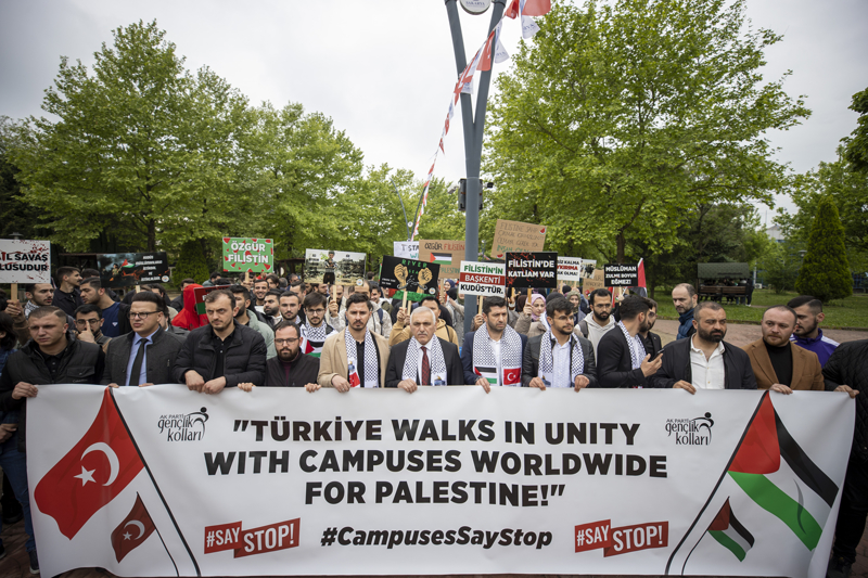 <p>Cumhurbaşkanı Recep Tayyip Erdoğan liderliğinde uluslararası platformlara taşınan İsrail barbarlığının, dünyanın çeşitli yerlerinde yaşayan dinler, ırklar, renkler ve diller birbirinden farklı olan ancak vicdanı Gazze'deki çocuklar ve kadınlar için atan yürekli insanlar tarafından protesto edilmeye başlandığını aktardı.</p>
