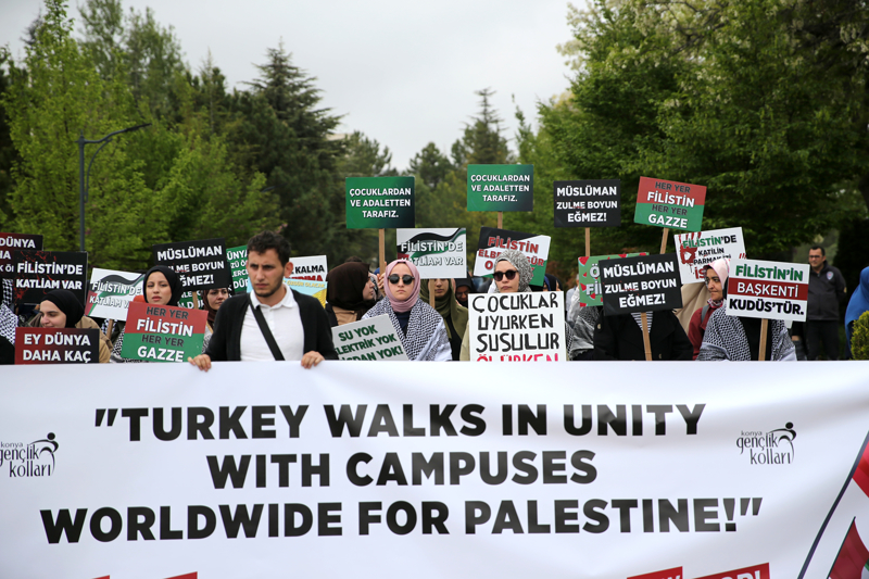 <p>Konya'da Selçuk Üniversitesi (SÜ) öğrencileri, ABD'deki üniversitelerde düzenlenen Filistin eylemlerine 2 dilde okunan basın bildirisiyle destek oldu.</p>
