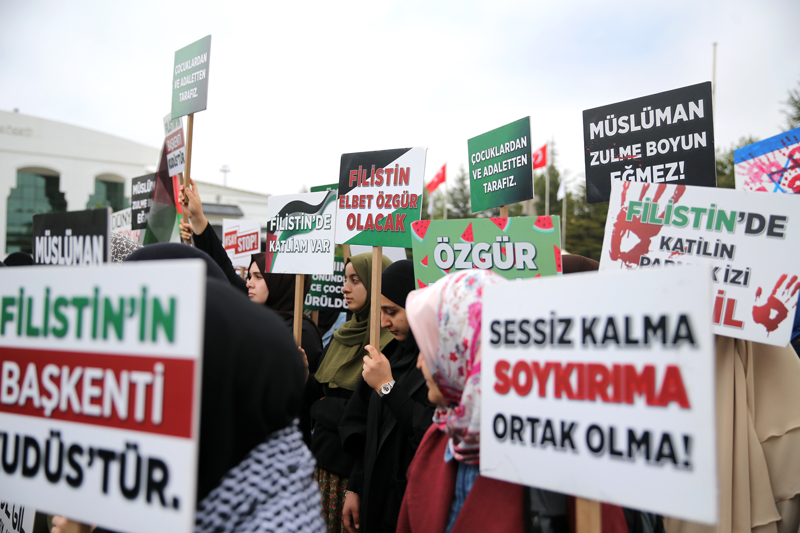 <p>'Her yer Filistin her yer Gazze', 'Su yok, elektrik yok, vicdan yok', 'Müslüman zulme boyun eğmez', 'Filistin'de katilin parmak izi İsrail' pankartları taşıyan öğrenciler, İsrail aleyhine slogan attı.</p>