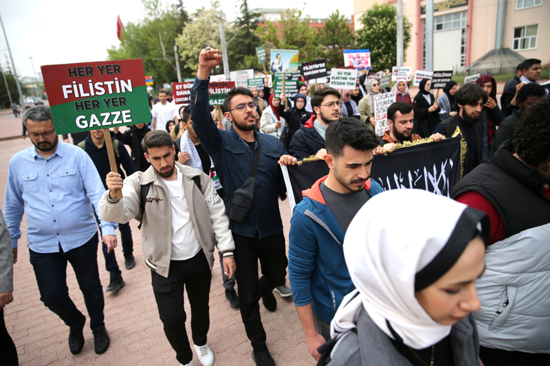 <p><b>KONYA'DA ÜNİVERSİTE ÖĞRENCİLERİ ABD'DEKİ FİLİSTİN EYLEMLERİNE DESTEK VERDİ</b><br></p>