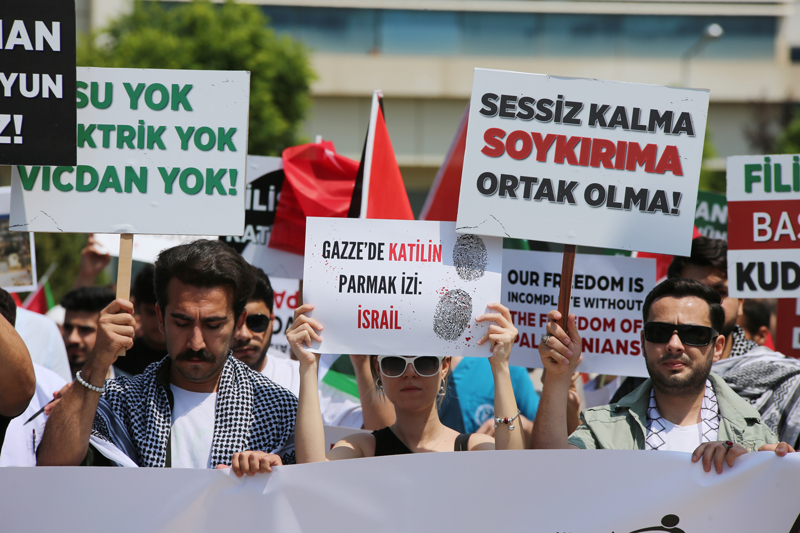 <p><b>AYDIN'DA ÜNİVERSİTE ÖĞRENCİLERİ İSRAİL'İN GAZZE'YE YÖNELİK SALDIRILARINI PROTESTO ETTİ</b><br></p>